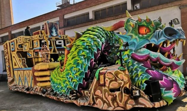 La carrossa del drac del 2019, davant de la nau