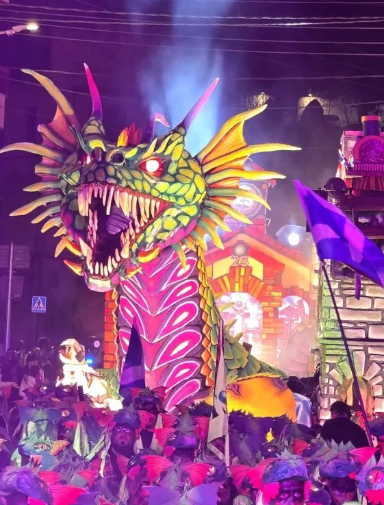El drac de la carrossa dels 25 anys, il·luminat de nit durant la Rua del 2026