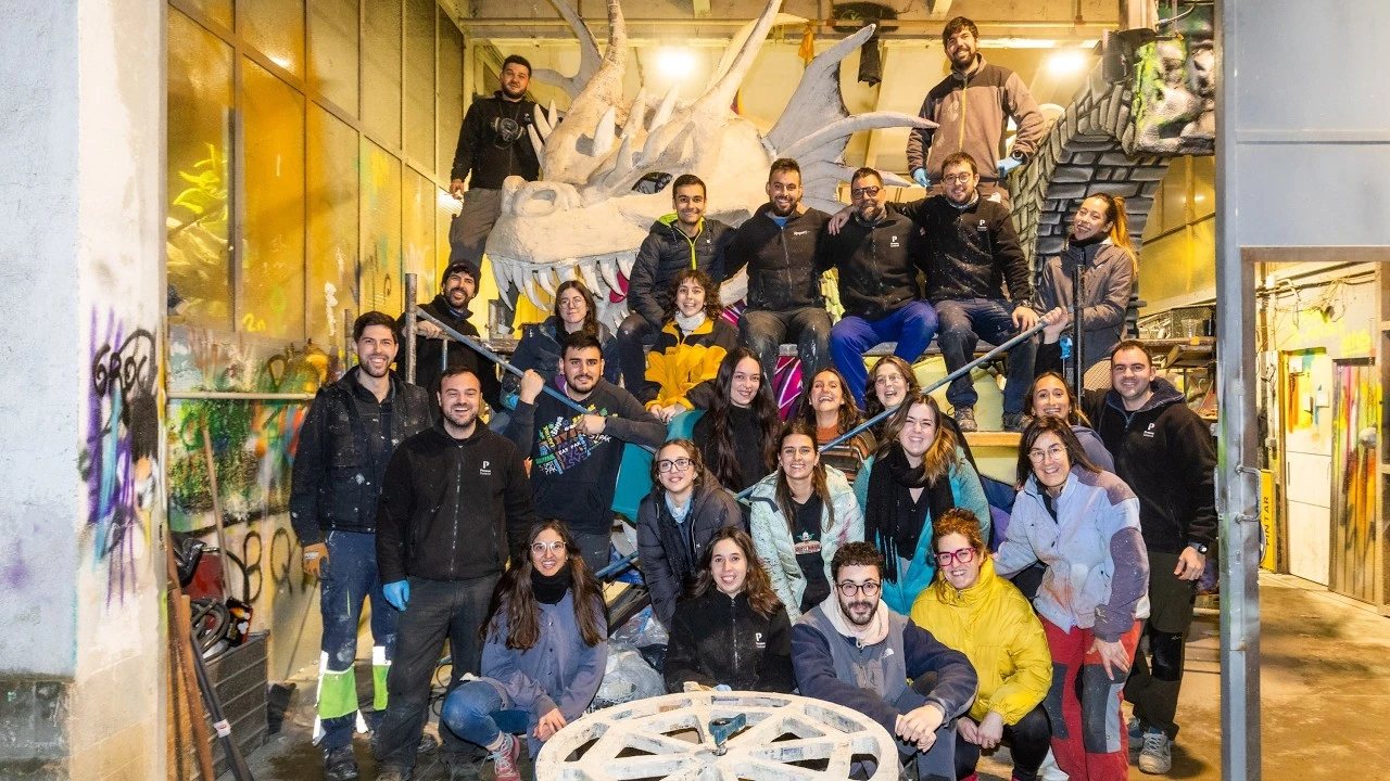 Els workers dels Picats a la nau, davant del cap del drac en construcció